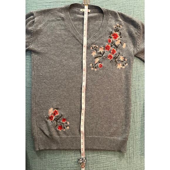 LE LIS Floral Sweater - Picture 4 of 7